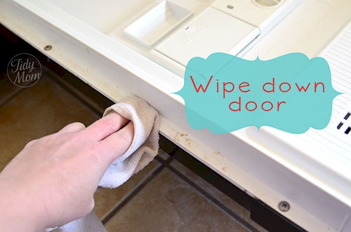 Don't forget to also clean the door of the dishwasher - it is often neglected and gets dirty. 